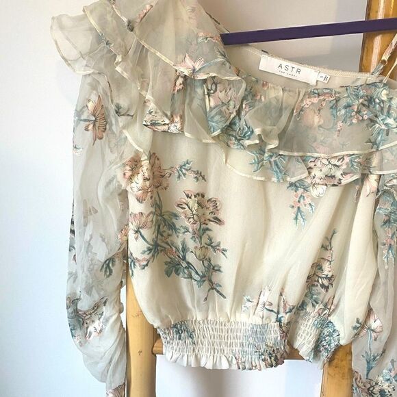 ASTR THE LABEL *NWT* SMALL Ivory Flowered One Shoulder Top - Picture 5 of 9